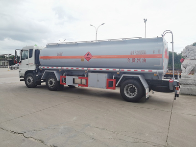 東風(fēng)天錦小三軸運油車 高效與安全并舉的專業(yè)運輸解決方案